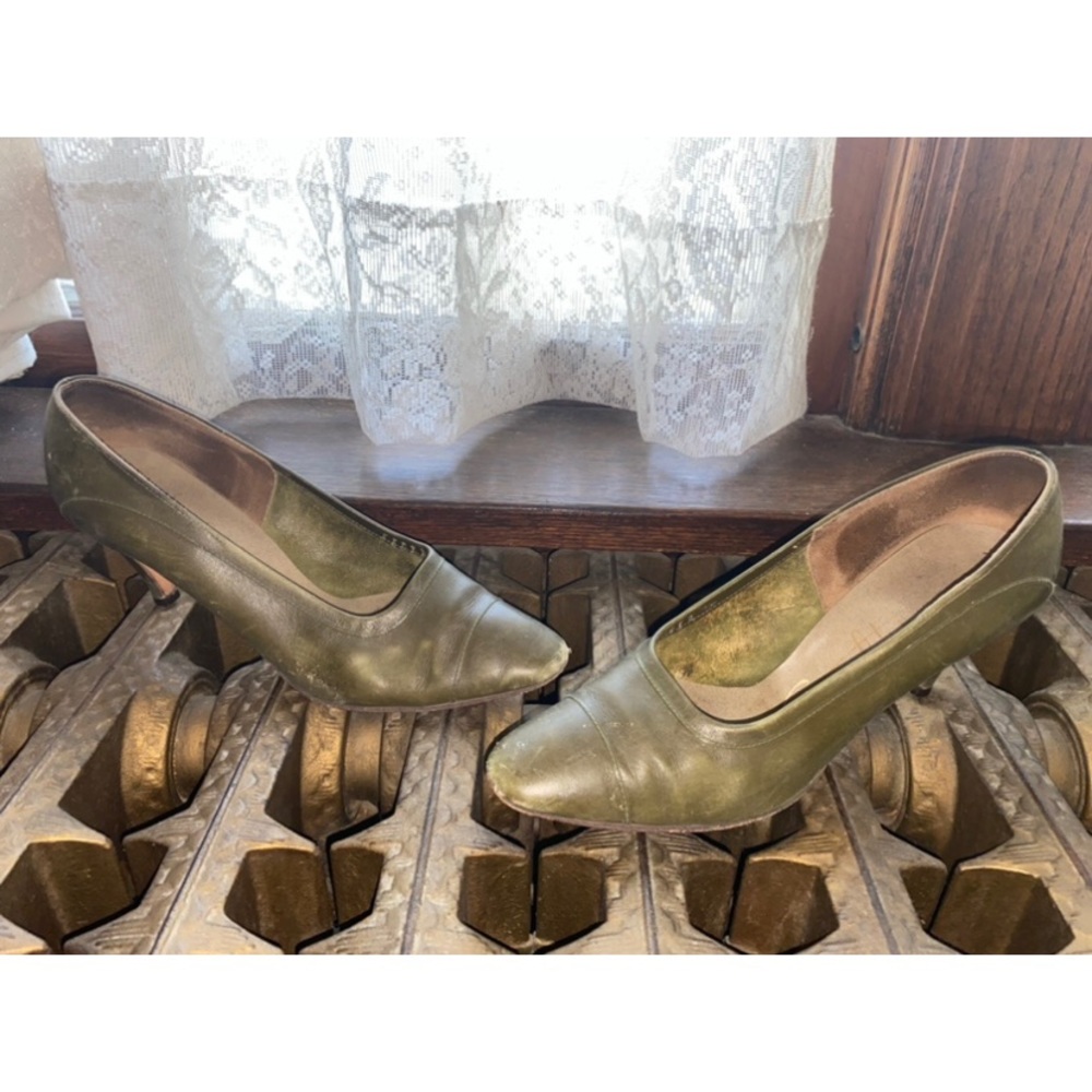 Vintage green patent leather heels